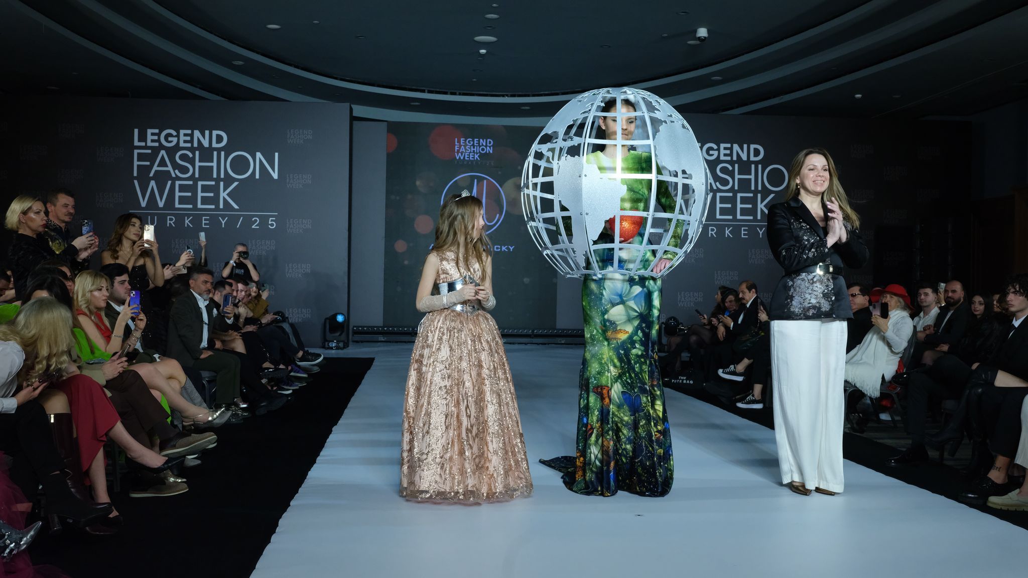 ÜNLÜ TASARIMCI İNNA MİKHAYLOVA, LEGEND FASHION WEEK’TE TASARIMLARIYLA BÜYÜLEDİ