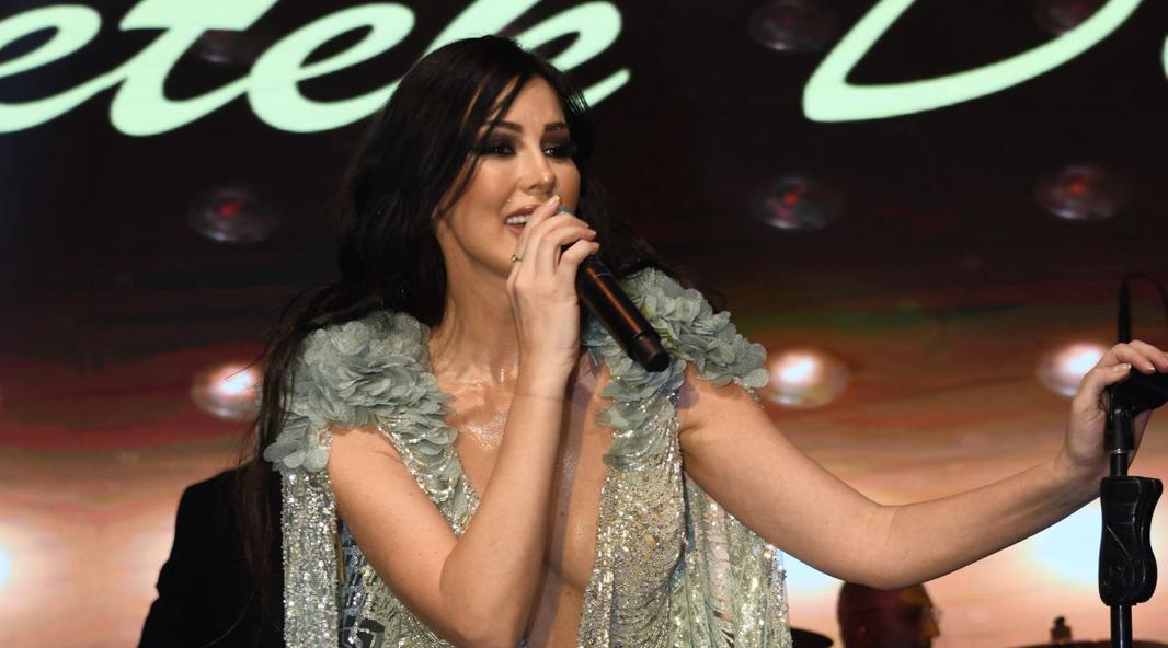 PETEK DİNÇÖZ KIBRIS’TA SAHNEDE BÜYÜLEDİ: “HAYAT ÇOK KISA, YANARAK ÖLMEKTEN KORKARIM”
